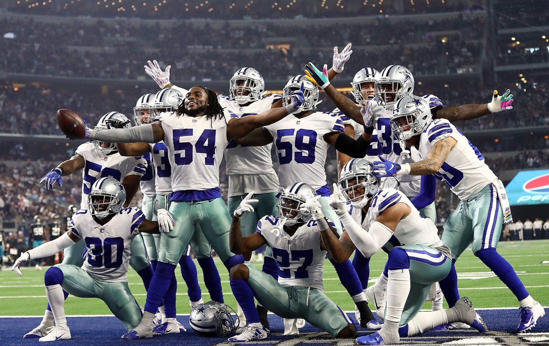 Dallas Cowboys’ Pose With The Pros